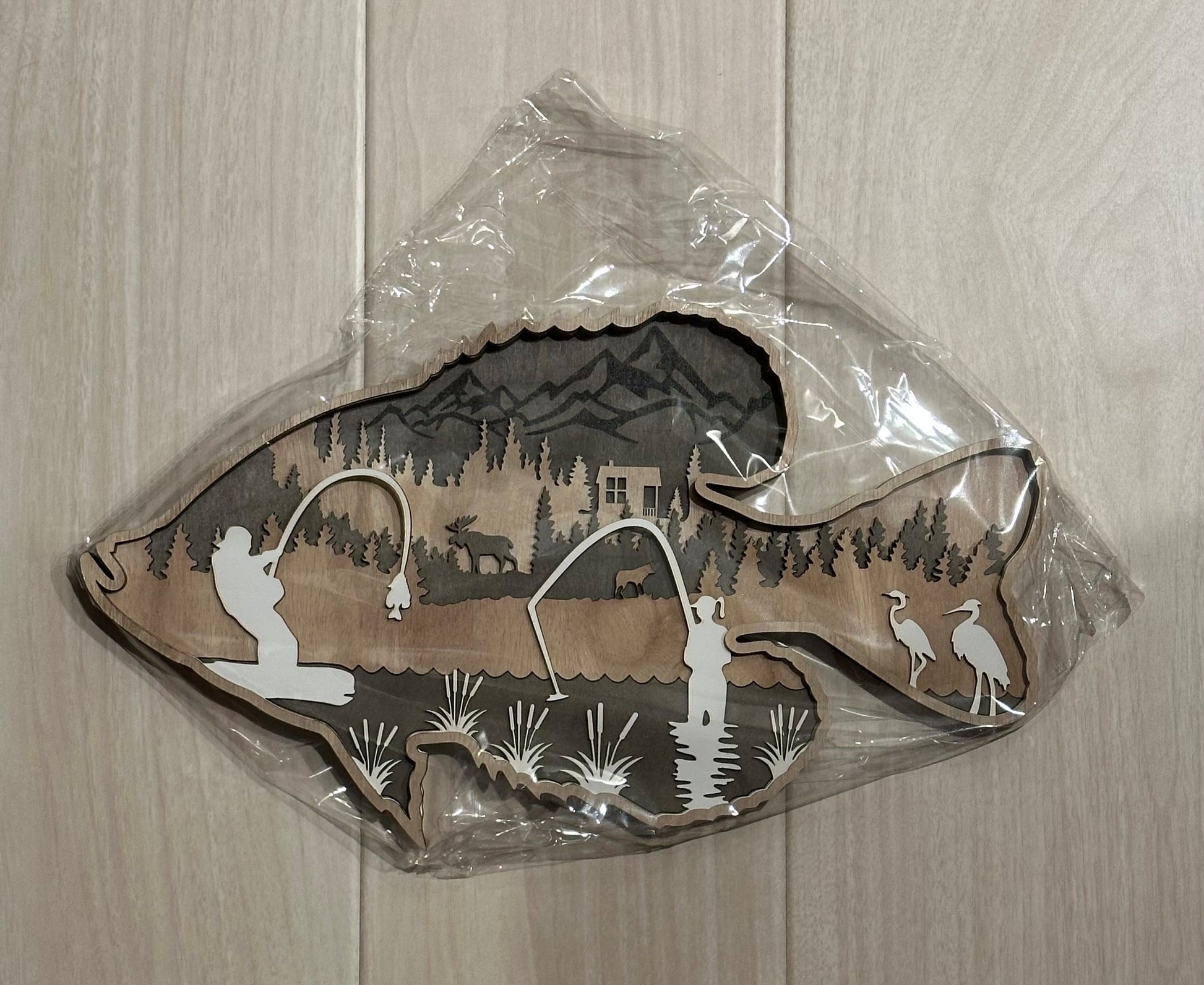 木製 魚の壁掛けウォールアート サーモン（鮭）実物 正面 レーザーカット多層構造