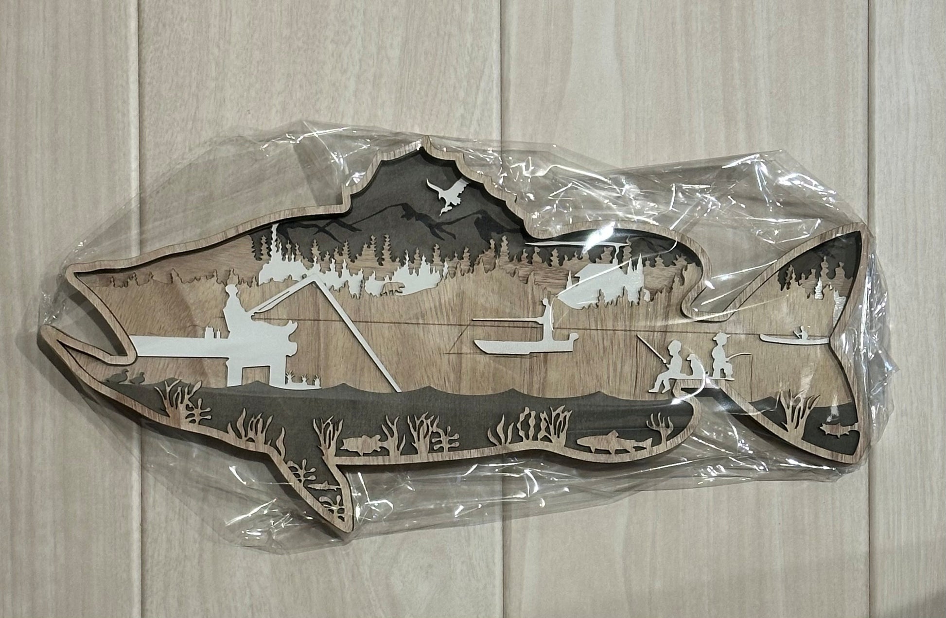 木製 魚の壁掛けウォールアート トラウト（鱒）実物 正面 レーザーカット多層構造